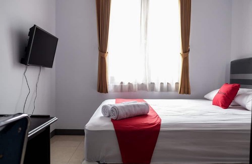 Binong Hotel | RedDoorz near Supermall Karawaci 2