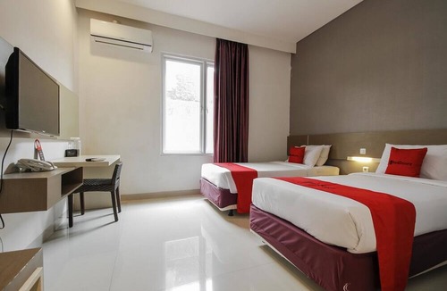 West Cirebon Hotel | RedDoorz near Goa Sunyaragi