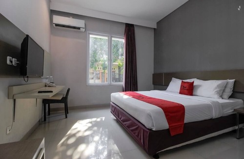 West Cirebon Hotel | RedDoorz near Goa Sunyaragi