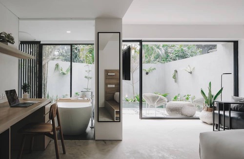 Seminyak Hotel | Lloyd's Inn Bali