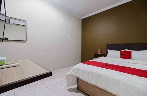 Karawang Timur Hotel | RedDoorz near Cikampek Mall Karawang