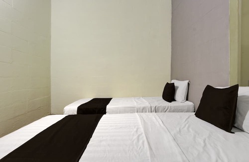Semarang Utara House | Chic Deluxe Twin Comfort Stay w/Free Wifi