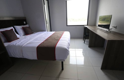 Cikarang Hotel | Capital O 95049 Aurora Rooms Riverdale