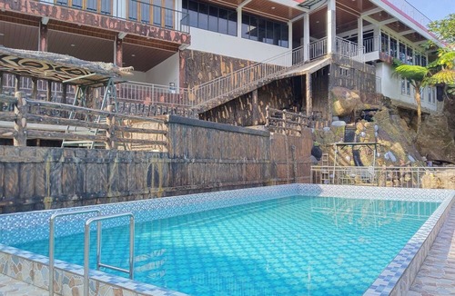 Ciloto Hotel | Hally Batulayang