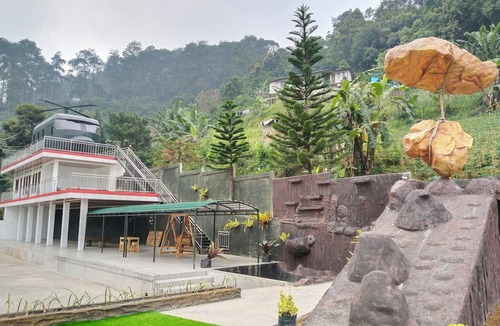 Ciloto Hotel | Hally Batulayang