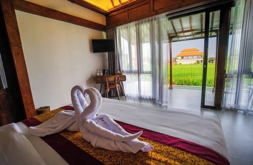 Mambal Villa | Rumah Tengah Sawah