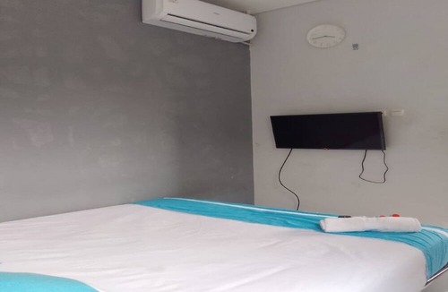 Binong Hotel | OYO 93998 Three J Living