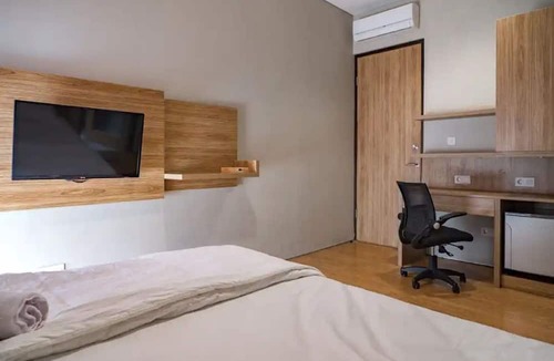 Binong Hotel | OYO 93998 Three J Living