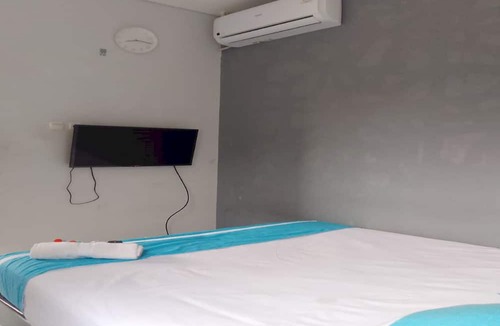 Binong Hotel | OYO 93998 Three J Living