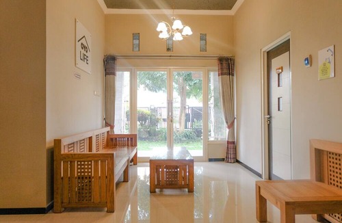 Dinoyo Hotel | OYO Life 2399 Gerbera House - Kos Putri