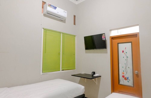 Dinoyo Hotel | OYO Life 2399 Gerbera House - Kos Putri