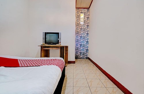 Cileunyi Hotel | OYO 93224 Fj Guest House