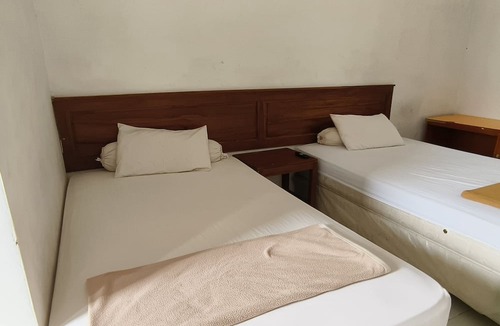 Banjarmasin Hotel | Hotel O Wisma Hamalau SyariahNearPulau Bromo Pedestrian Bridge