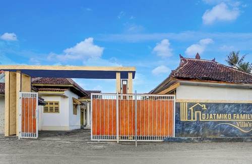 Sumberagung Hotel | OYO 95262 Hotel Djatmiko Villa's Family