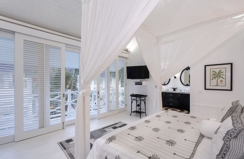 Mushroom Bay Hotel | White Horse Retreat