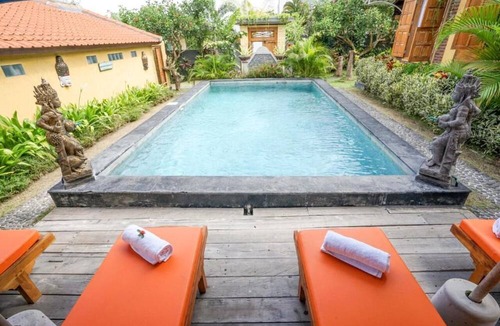 Batu Bolong Villa | Villa Taman Pesona