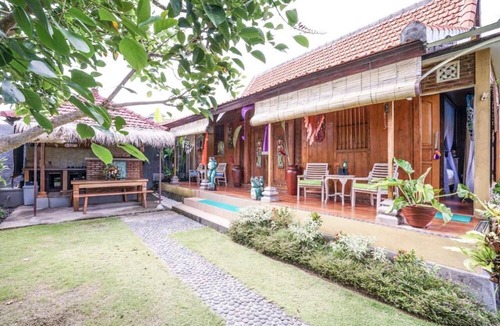 Batu Bolong Villa | Villa Taman Pesona