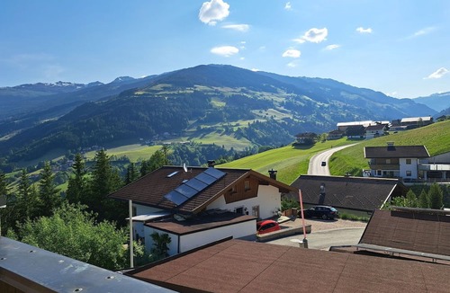 Hainzenberg House | Wonderful villa for 12 people with TV and balcony