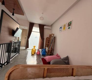 Banaran Villa | Villa Rajendra Modern Mezzanine untuk Keluarga
