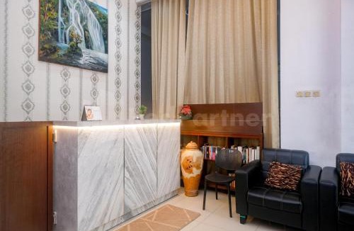 Laweyan Hotel | D Palma Near Lokananta Manahan Mitra RedDoorz