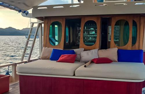 Sumbawa Barat Boat Rental | Blue Dive Base