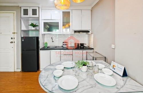 Kelapa Gading Barat Apartment | Luxury 2BR Gading Apt MOI Pool & Wi-Fi