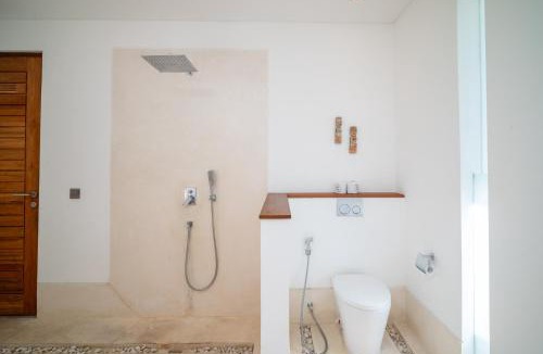 Berawa Villa | Modern Coastal 4BR Villa, Walk to Finns, Canggu