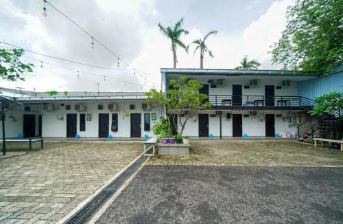 Karawang Timur Hotel | JM Tuparev Mitra RedDoorz
