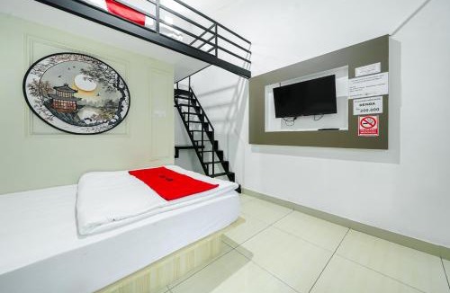 Karawang Hotel | RedDoorz at Jalan Otista Karawang