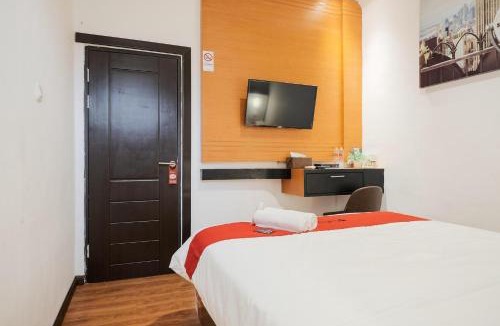 Medan Hotel | RedDoorz near RS Royal Prima Medan 2
