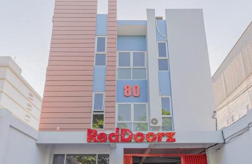 Gubeng House | RedDoorz Plus Syariah @ Raya Nginden 2