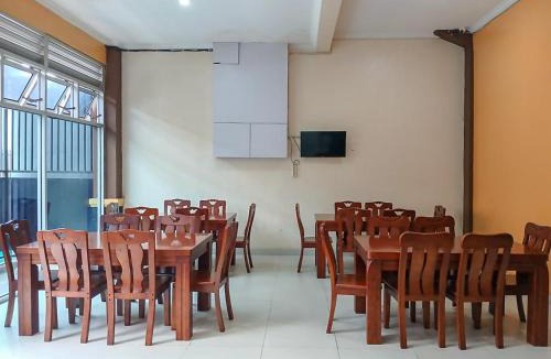 Banjarsari Hotel | Shabrina Homestay Syariah Terminal Tirtonadi Solo RedPartner