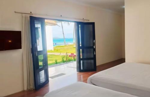 Cikakak Hotel | La Plage Beach Club