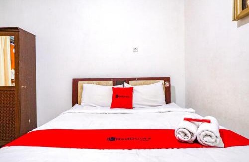 Surabaya Hotel | RedDoorz near Mall Ciputra World Surabaya