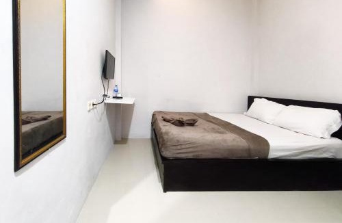 Mataram Hotel | The Silas Room Mitra RedDoorz