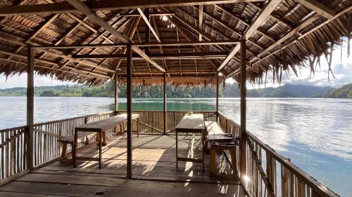 Raja Ampat Hotel | Mannyailov Blue River