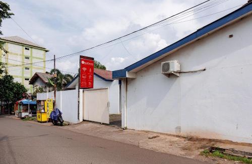 Bekasi Hotel | RedDoorz Syariah Plus near Jatiwarna Toll Gate