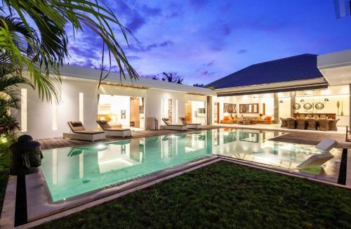 Berawa Villa | Spacious 4 BR Walking Distance to Finns Beach