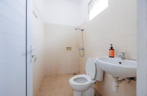 Binong House | RedDoorz near Siloam Karawaci 3