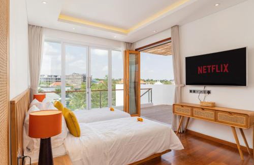 Berawa Villa | Lux 500sqm 5BR Villa, 400m to FINNS & Canggu Beach