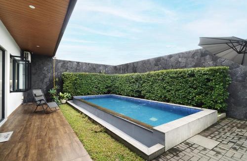 Sukajadi Villa | Villa in Bandung with Swimming Pool, Netflix & BBQ