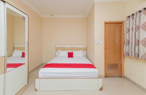 Jakarta Hotel | RedDoorz Syariah near Stasiun Karet