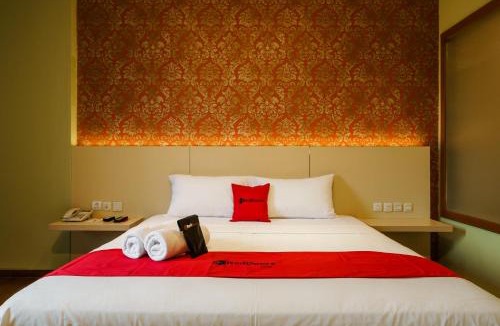 Old Jakarta Hotel | RedDoorz Plus near Dunia Fantasi Ancol