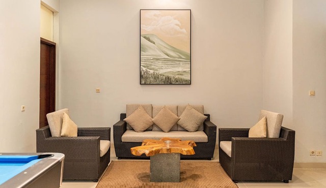 Jasmine Cozy Villa 3 BR Heated Pool and Billiard in Cimenyan