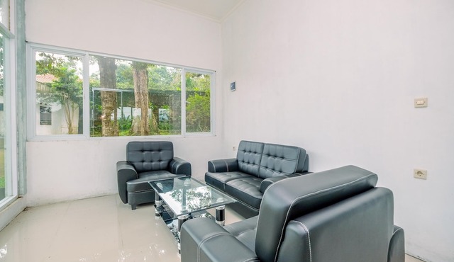 Comfort Stay Studio Room At Graha Wishnu Guest House in Caringin