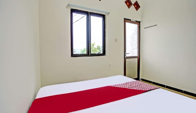 OYO 92049 D'jamus Resort Telaga Ngebel in Briket