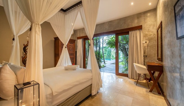 Astonishing Jungle Villa, 4 BR, Ubud With Staff