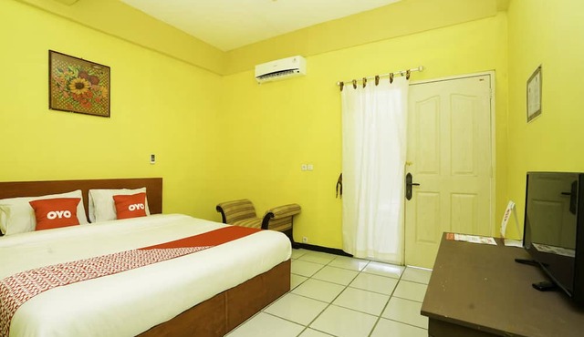OYO 2493 Lotus Hotel Syariah in Bojonegoro