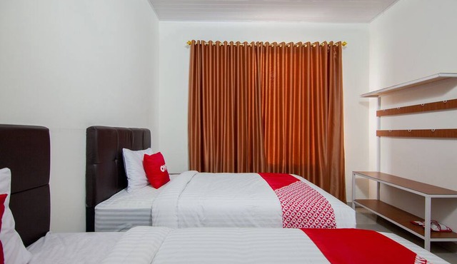 OYO 1819 Aries Hotel in Siborongborong