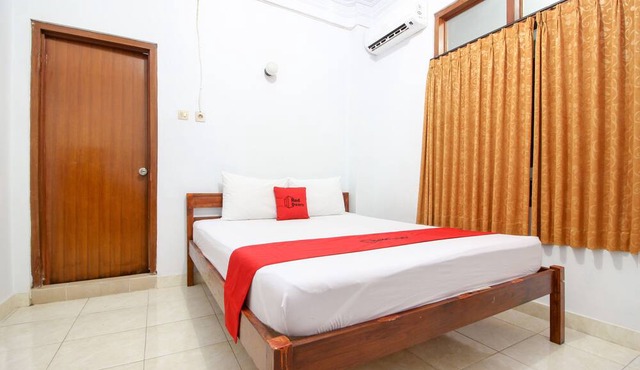 RedDoorz Plus near Alun Alun Selatan